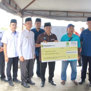 PENYERAHAN SUMBANGAN BAIK PULIH KEPADA SURAU PARIT 11 TENGAH SEMPENA LAWATAN TURUN PADANG PENGERUSI MAJLIS AGAMA ISLAM SELANGOR (MAIS)