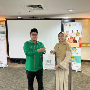 PENYERAHAN SUMBANGAN KEPADA PESERTA KURSUS INTENSIF HAJI TAJAAN TABUNG INFAK JARIAH UMAT ISLAM SELANGOR (TIJARI)
