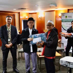 PENYERAHAN SUMBANGAN KEPADA PESERTA KURSUS INTENSIF HAJI TAJAAN TABUNG INFAK JARIAH UMAT ISLAM SELANGOR (TIJARI)